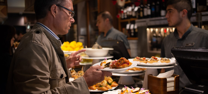 San Sebastian Ultimate Pintxos & Wine Tour in The Old Town