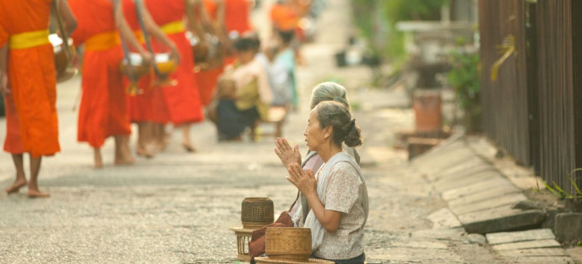 Luang Prabang: Alm Giving offering and Kuang Si Waterfall & Lunch Private
