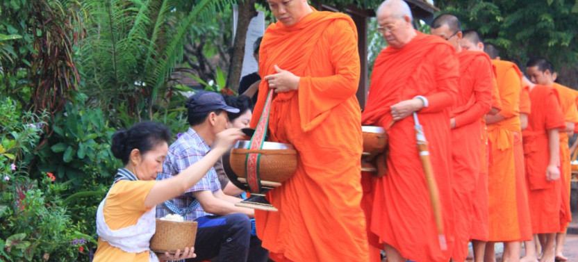 Luang Prabang: Alm Giving offering and Kuang Si Waterfall & Lunch Private