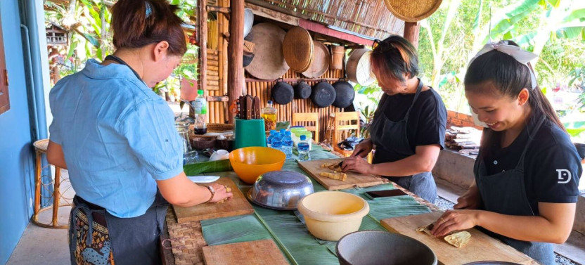 Luang Prabang: Private Cultural Experience with Local Cooking and Monk Bles