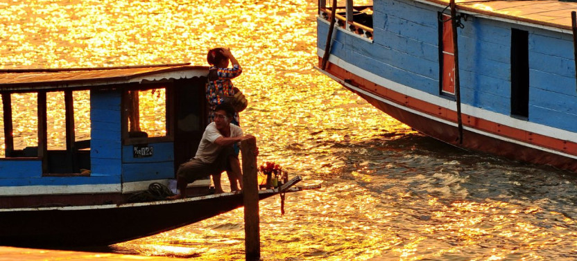 Luang Prabang: Mekong Sunset Cruise and Night Market Private Tour