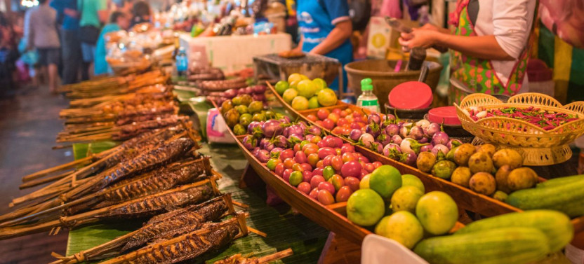 Luang Prabang: Evening Street Eats and Night Market Private Tour
