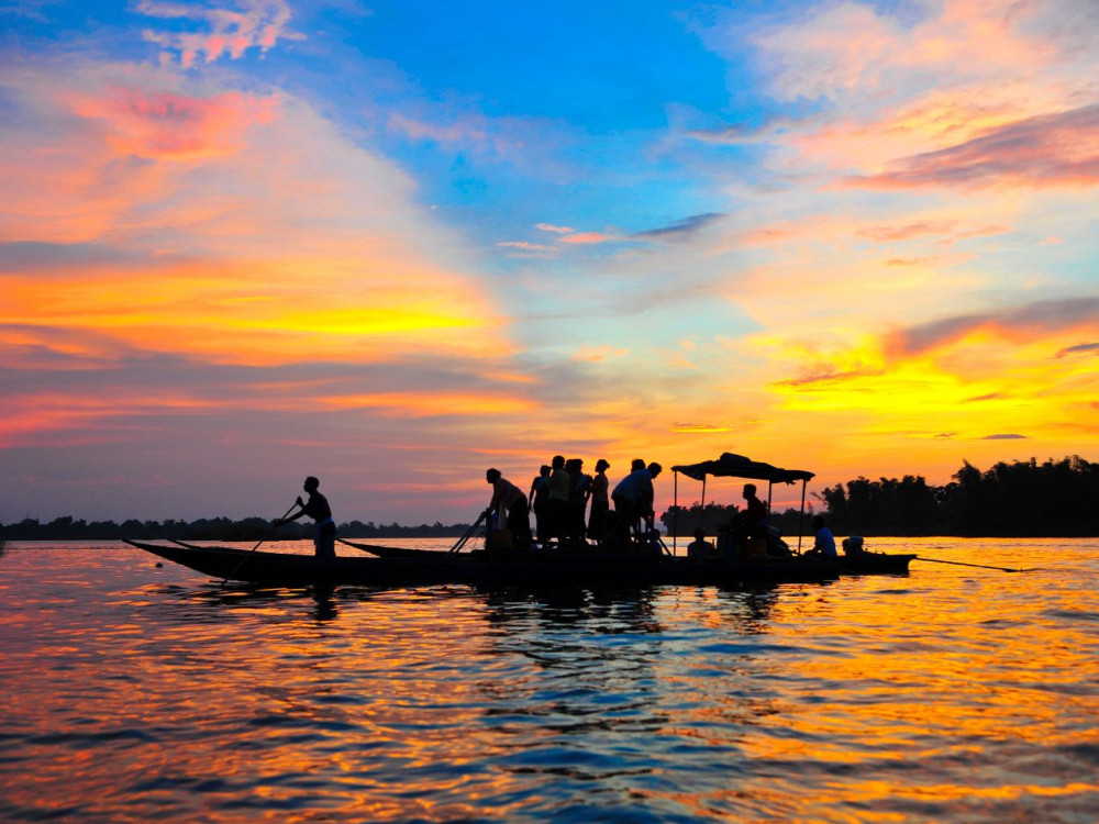 Luang Prabang: Evening Street Eats and Night Market Private Tour