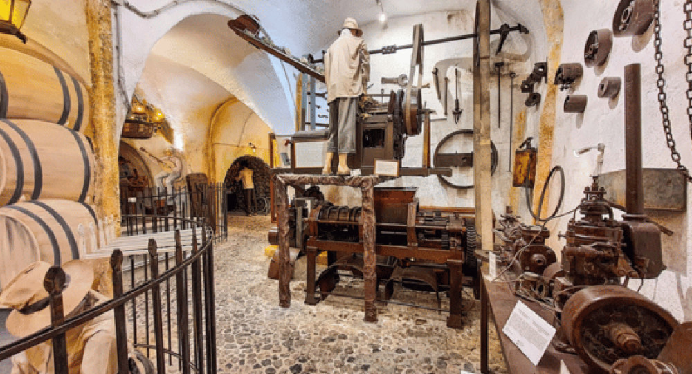 Santorini: Culture and History Tour with Wine Tasting