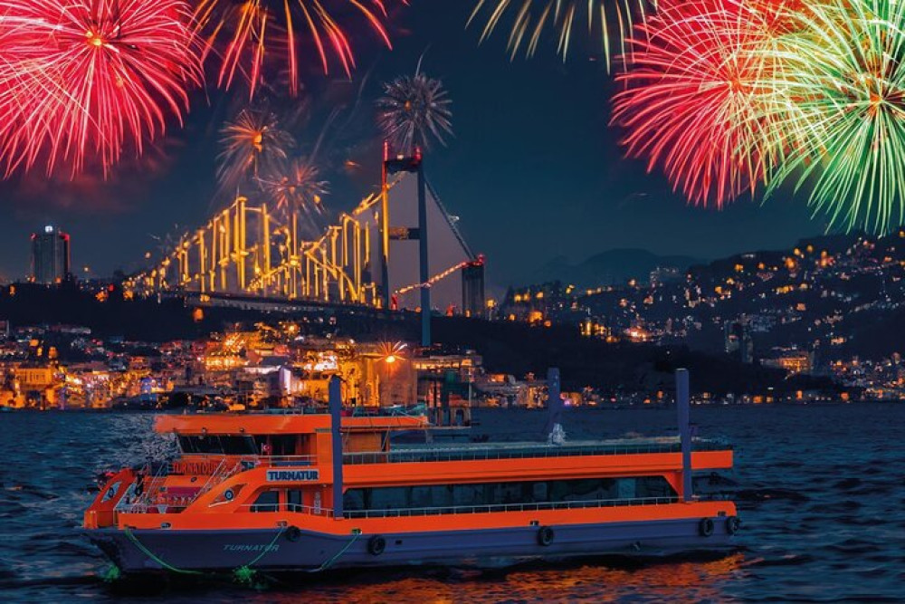 New Year's Eve Istanbul Bosphorus Party Cruise with Dinner and Performances