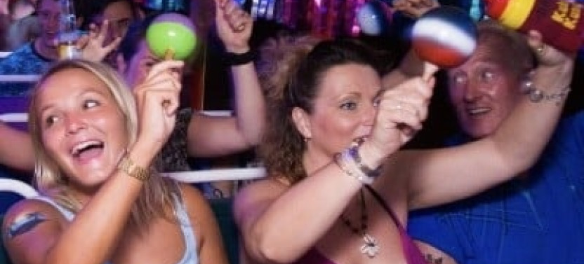 Kukoo Kunuku Party Bus Nightlife Bar Hopping Tour in Aruba