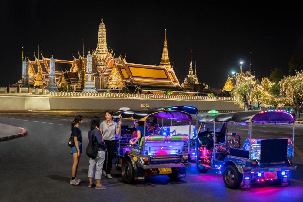 Bangkok: Street Food and Night Lights by Tuk Tuk Private Tour