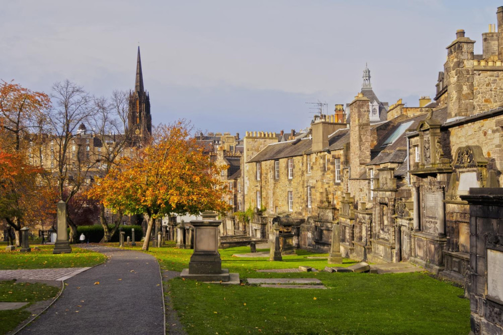 Edinburgh: Old Town Walking Tour with Local Guide