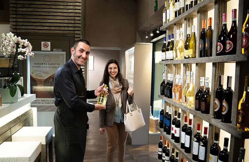 Luxury Wine Tasting with Finger Foods in Alba City Center