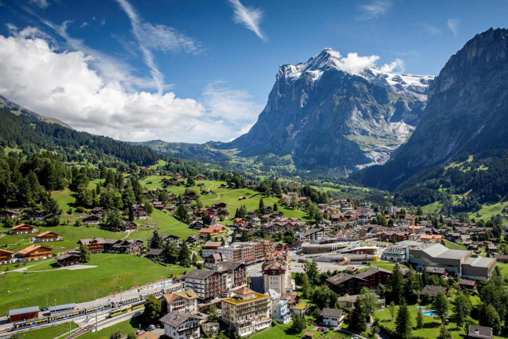 Interlaken, Grindelwald, & Lauterbrunnen with Panoramic Bus