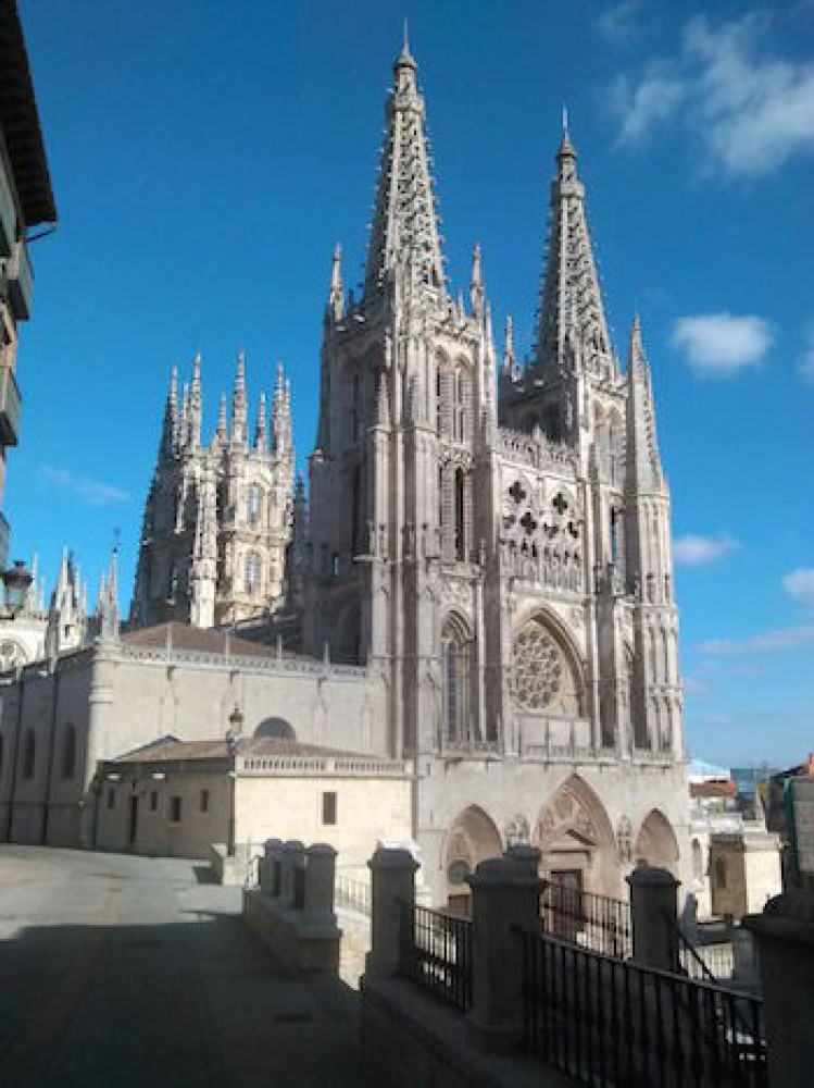Madrid to Bilbao Private Driver Service with Stop in Burgos