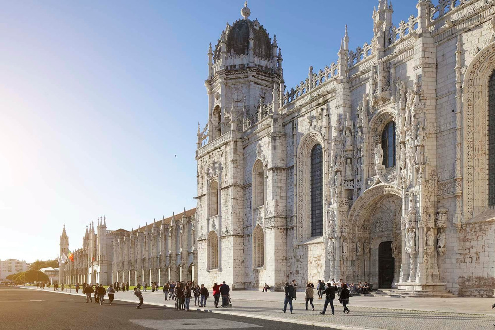 Lisbon Highlights Private Driving & Walking Tour