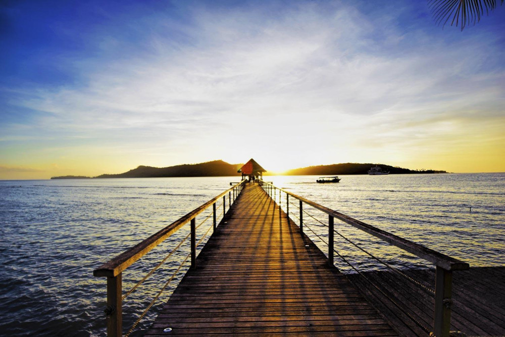 4x4 Sunset Tour with Champagne, WWII Cannons & Temple in Bora Bora