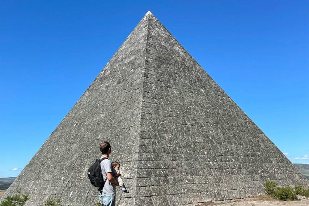 Private Royal Cairns Walking Tour and Balmoral Castle Tour