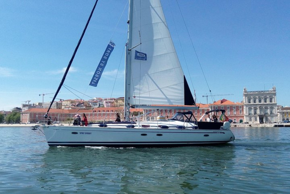Private Tagus River Sailing Cruise with Wine & Tapas in Lisbon