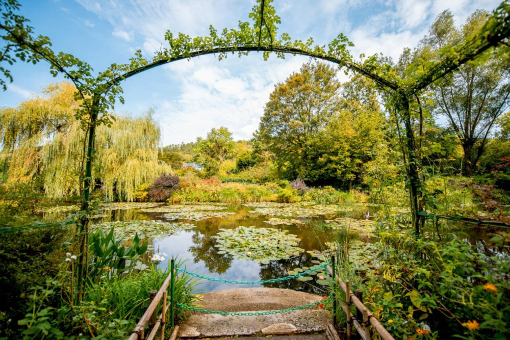 Honfleur: Giverny Gardens & Honfleur Private Shore Excursion