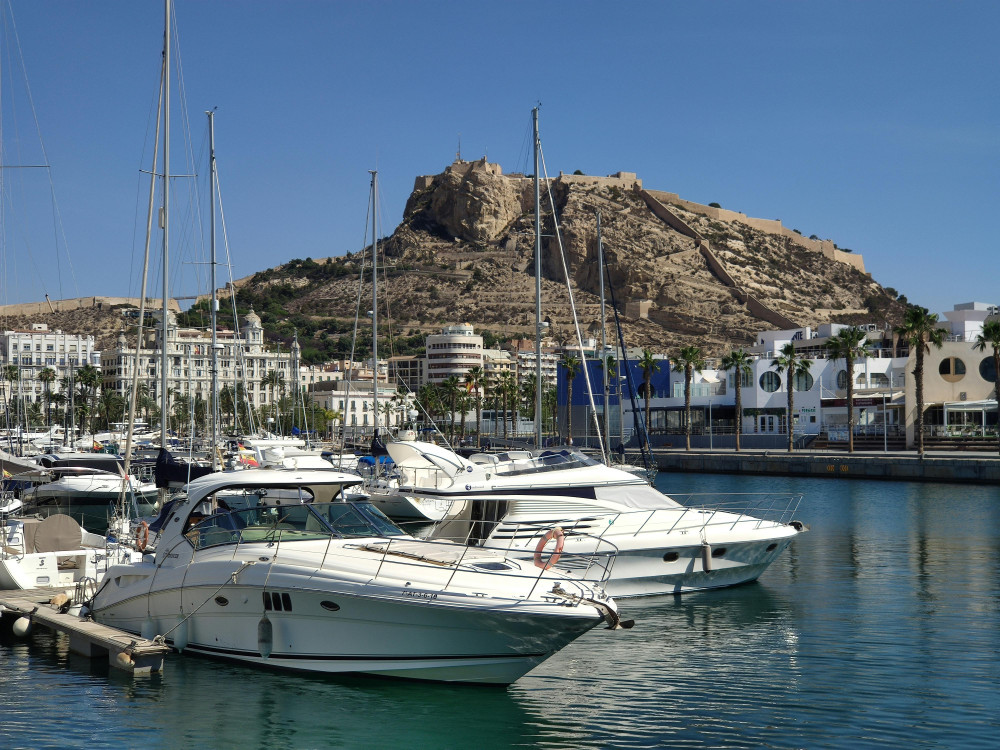 Alicante: Private Walking Tour with Santa Bárbara Castle
