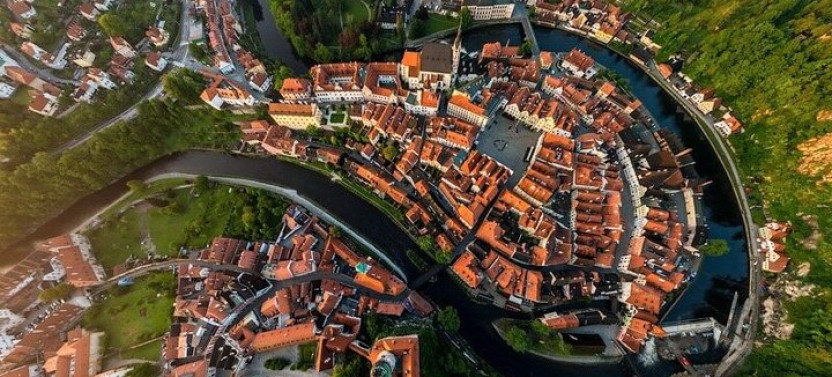 Salzburg To Prague Private Transfer With Cesky Krumlov Stop