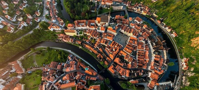 Vienna To Salzburg Private Transfer With Český Krumlov Visit