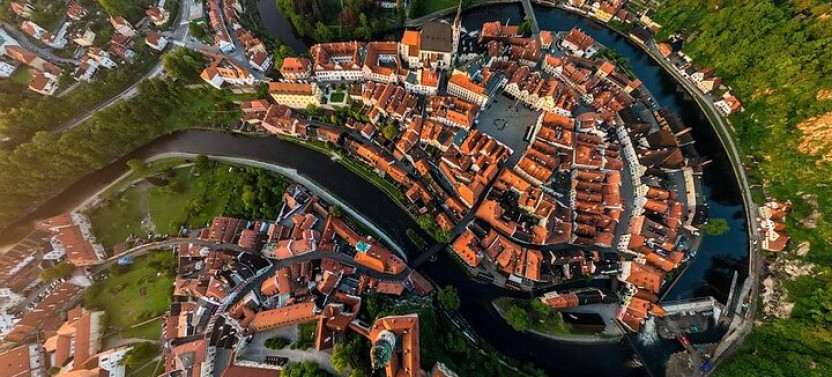 Prague To Vienna Private Transfer With Cesky Krumlov Stop