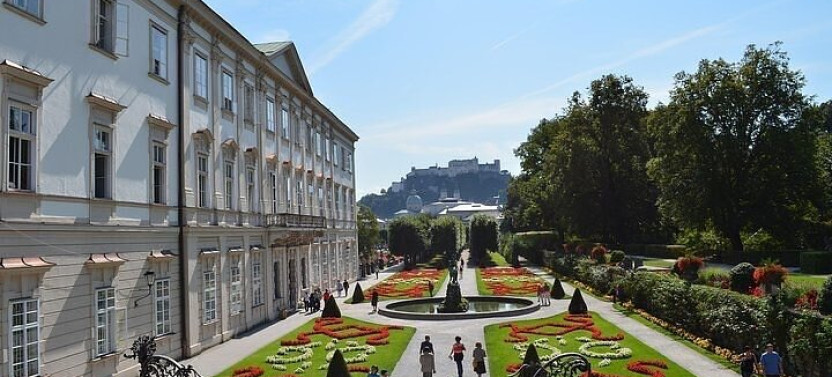Vienna To Munich Private Transfer With Salzburg Stop