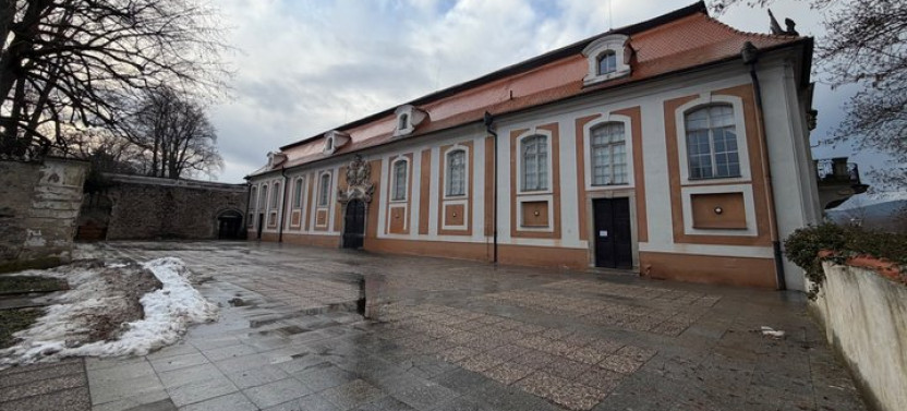 Vienna To Prague Private Transfer With Stop In Cesky Krumlov