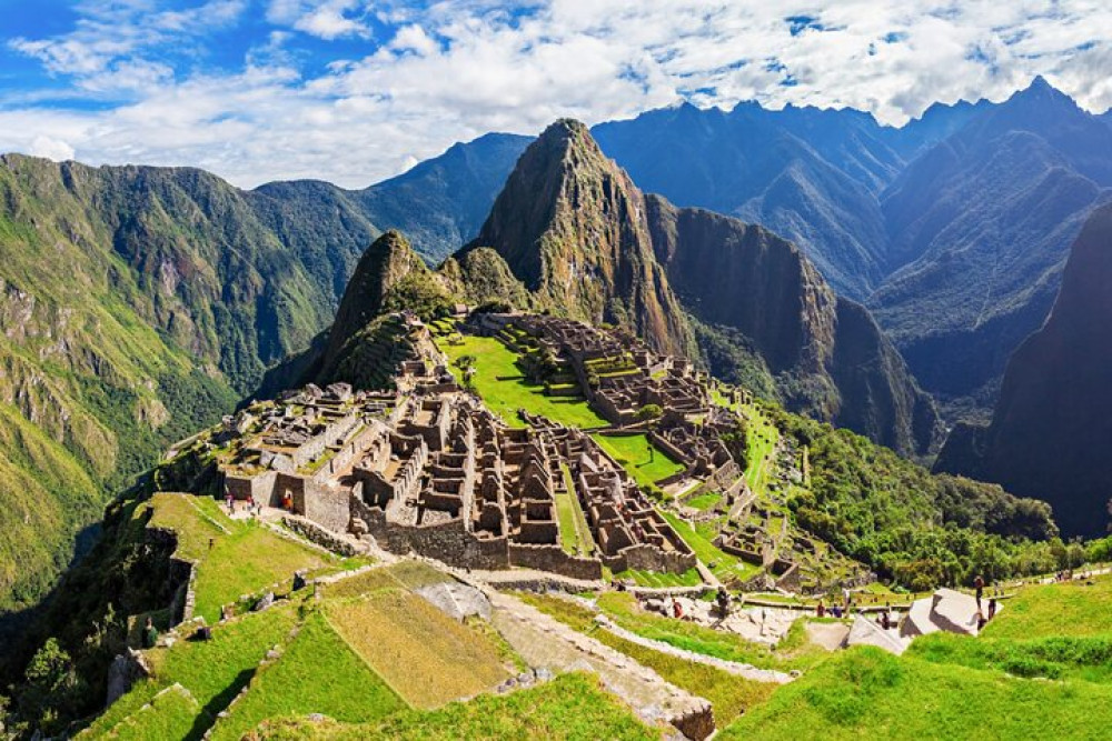 2-Day Short Inca Trail Hike to Machu Picchu with Permits & Train