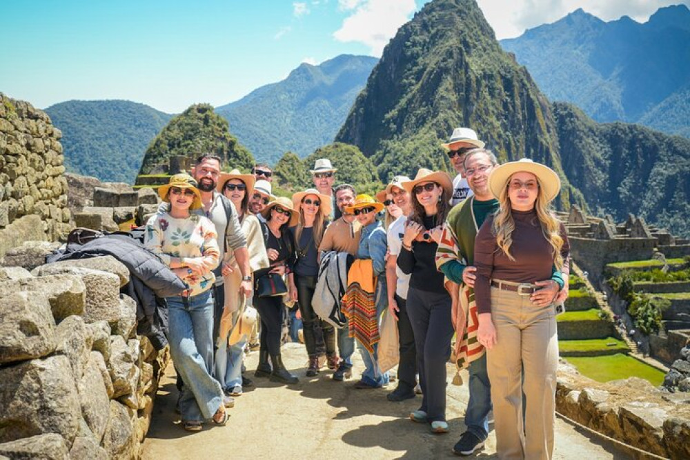 2-Day Sacred Valley & Machu Picchu Tour with Aguas Calientes Stay