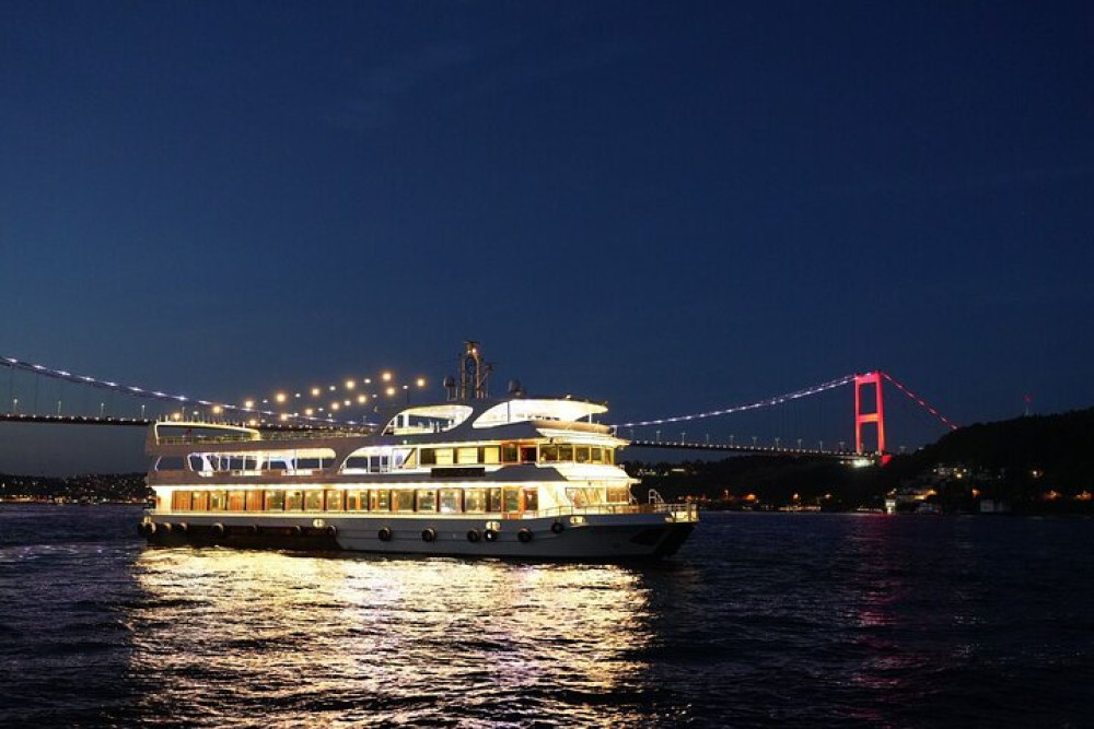 Luxurious Dinner Cruise In Istanbul Bosphorus