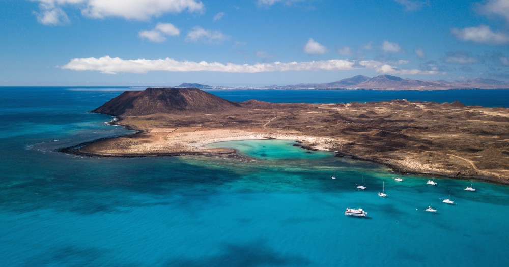 4-Hour Small-Group Sailing Tour to Lobos Island from Corralejo with Lunch