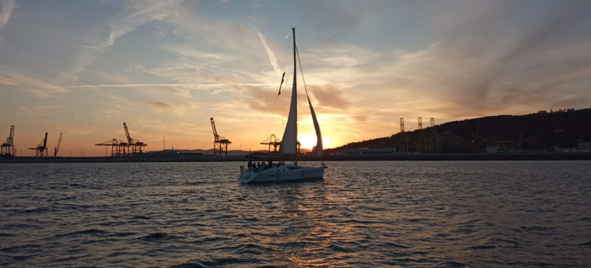 Barcelona Sunset Guitar, Tapas & Open Bar Cruise