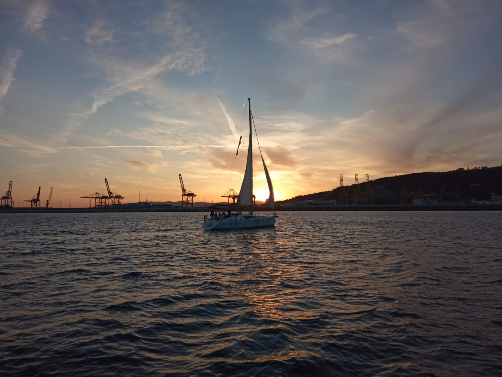 Barcelona Sunset Guitar, Tapas & Open Bar Cruise