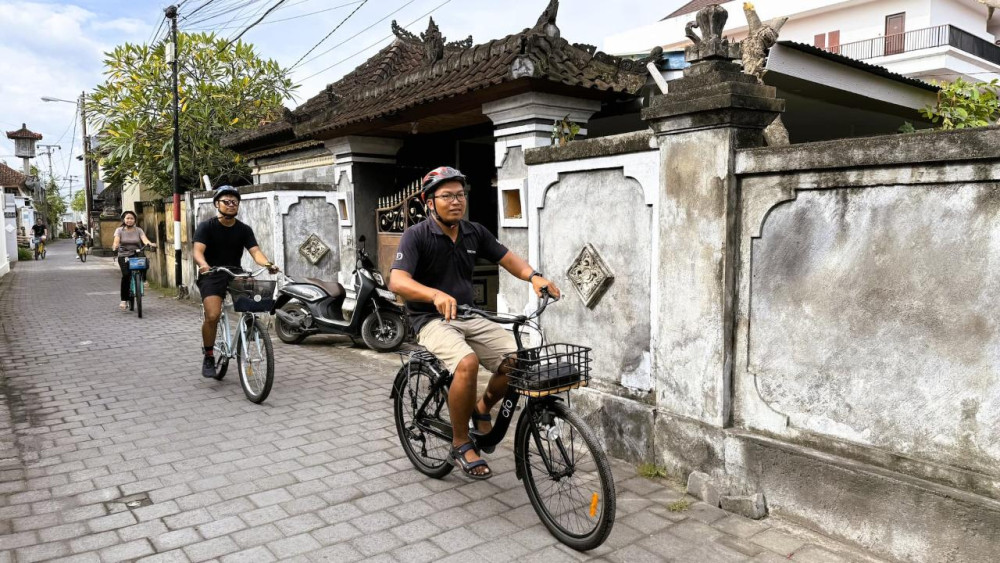 Bali Private Sanur Cycling Tour with Market, Ritual & Rice Fields