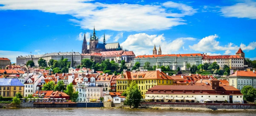 Prague: City Highlights By Bus, Boat, and on Foot