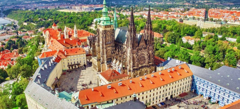 Prague: City Highlights By Bus, Boat, and on Foot