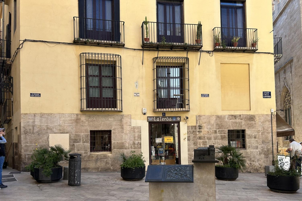 Valencia: La Lonja de la Seda Tour with Fast Track