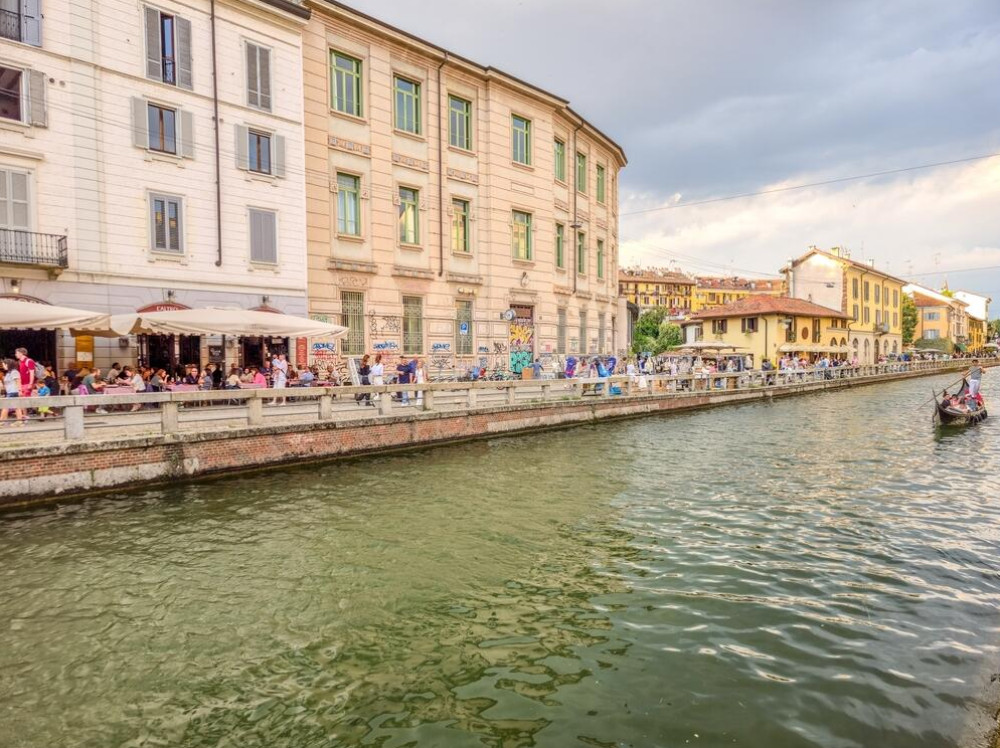 Milan Evening Tour: Aperitivo, Tram Ride & Dessert