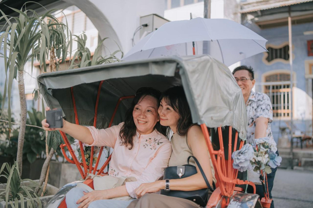 Penang: Hilltop Views, Temples & George Town by Trishaw