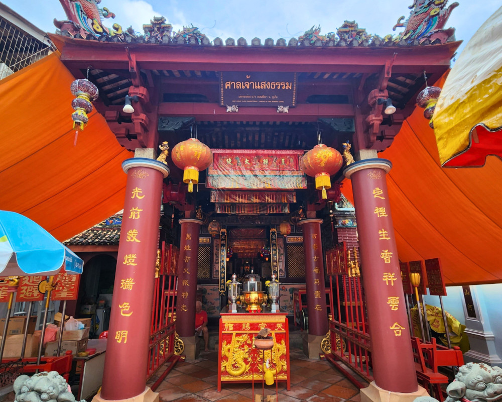 Phuket: Old Town Street Art Walk & Tile Painting Workshop Sunday Tour