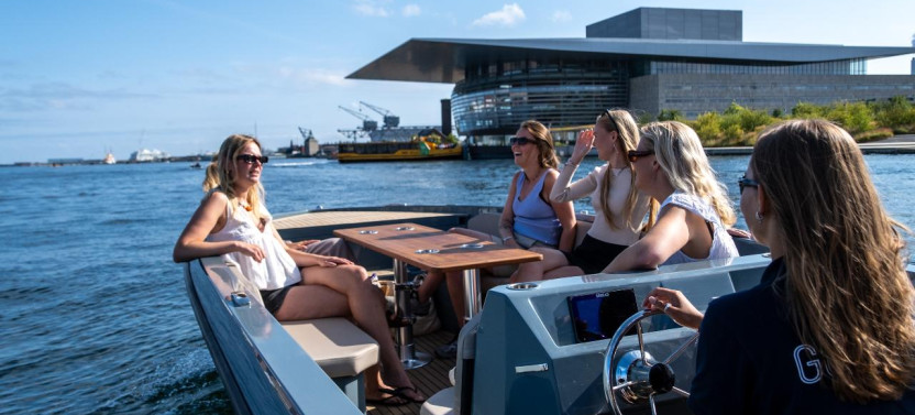 1-hour Boat Harbor Tour With Captain