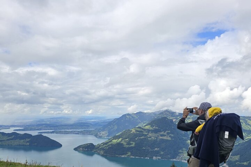 Snow Hike above Lake Lucerne and Fondue Private Tour