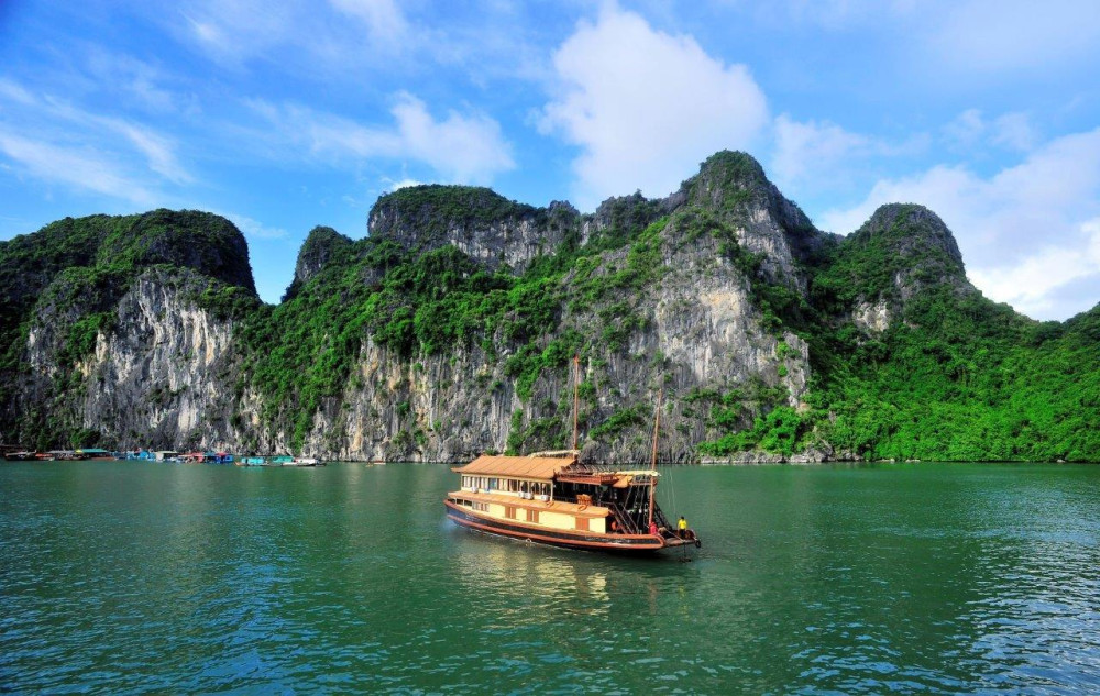 6-Day Danang to Hanoi Tour with Ba Na Hills, Halong Bay & Ninh Binh