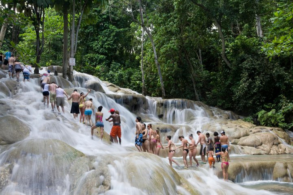 Falmouth Shore Excursion: Dunn's River Falls Express and Souvenir Shopping