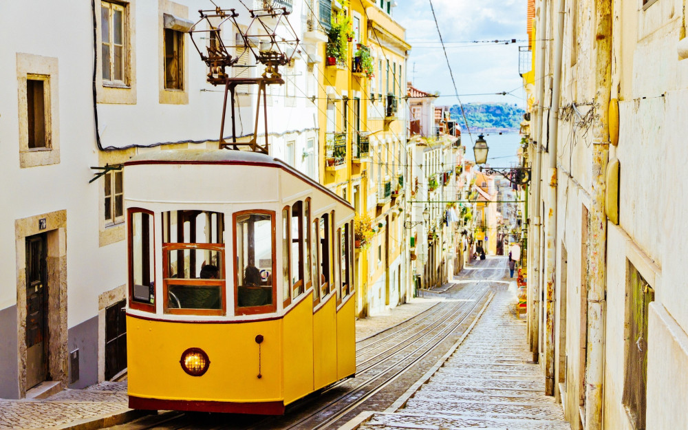 Full-Day Guided Lisbon Highlights Tour from Algarve for Groups of 6 or More