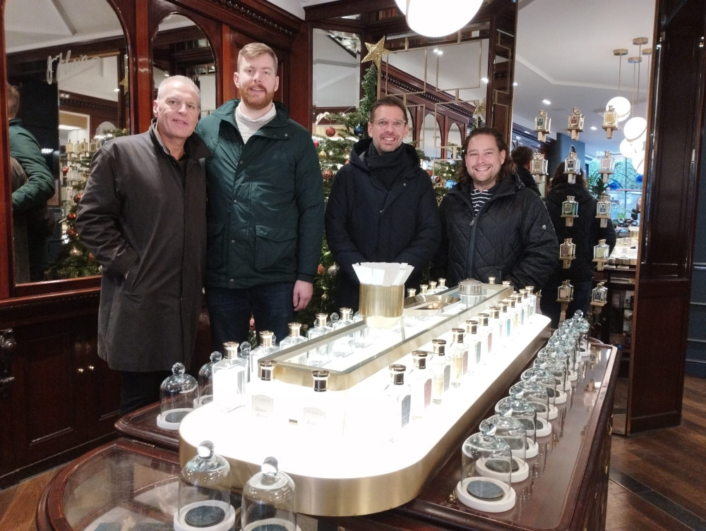 The Essential Bond Half-Day Tour in London with Lunch