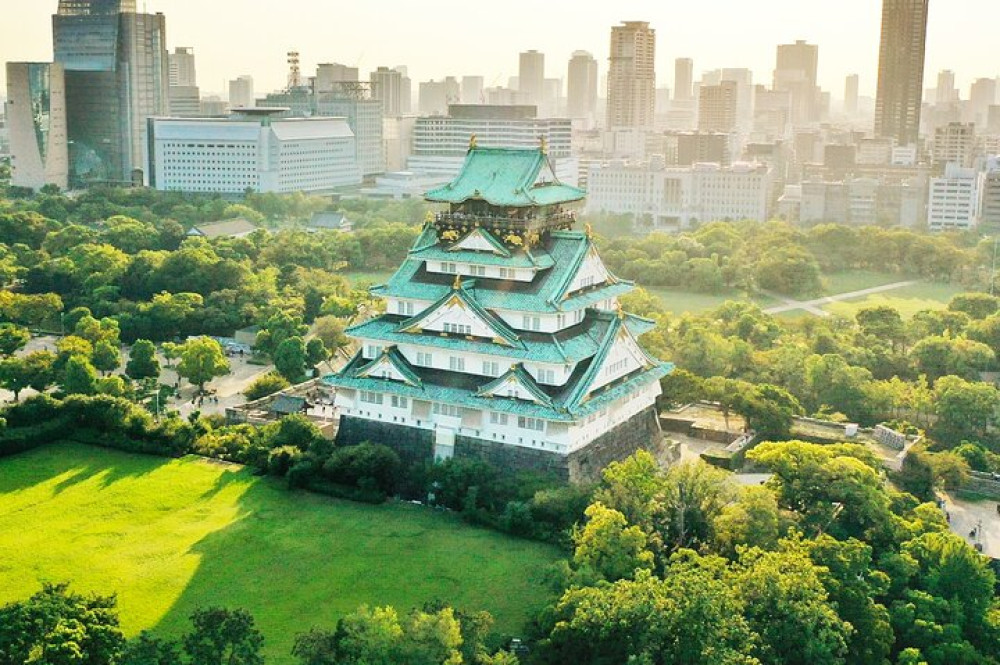 Osaka Castle Walking Tour And Castle Tower Skip-the-Line Admission