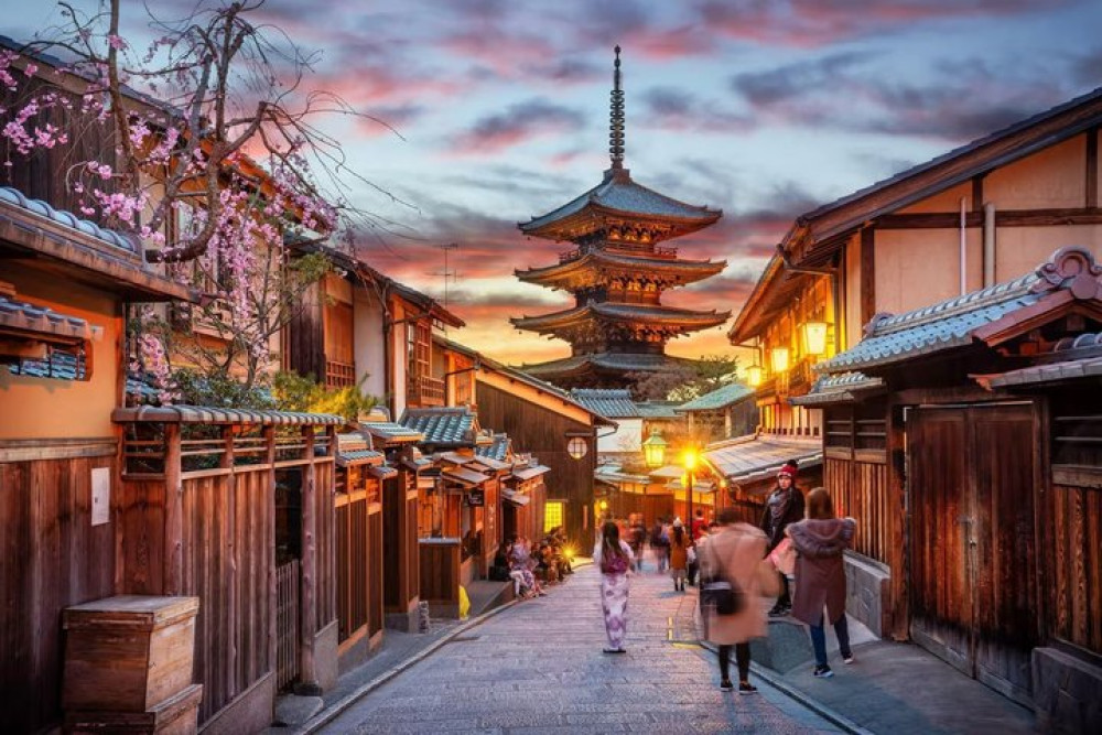 Private Gion & Pontocho Walking Tour with Geisha Culture in Kyoto