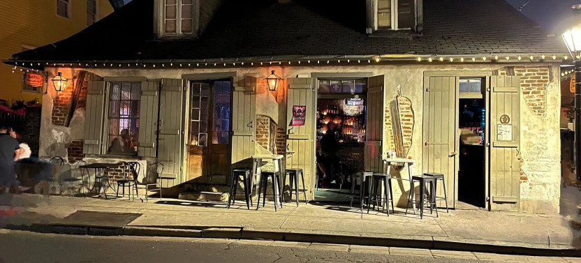New Orleans Small Group Haunted Bar Crawl