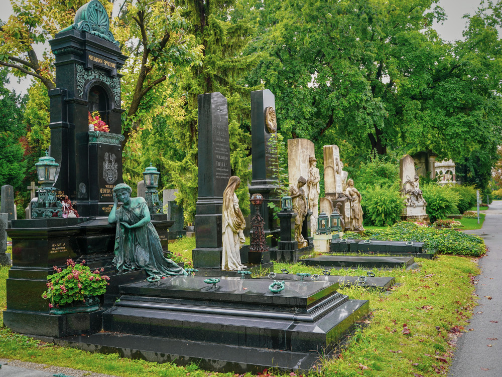 Vienna Central Cemetery Guided Tour: Famous Graves & Stories in German