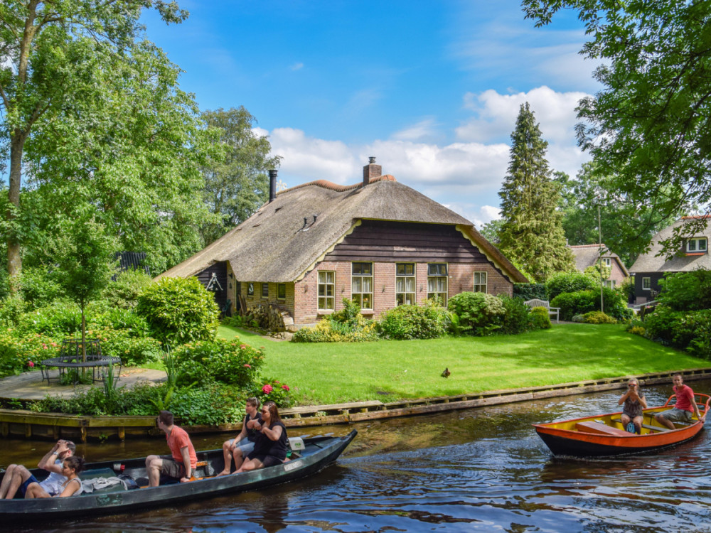 Giethoorn Live-Guided Day Tour with Cruise & Cheese Platter from Amsterdam